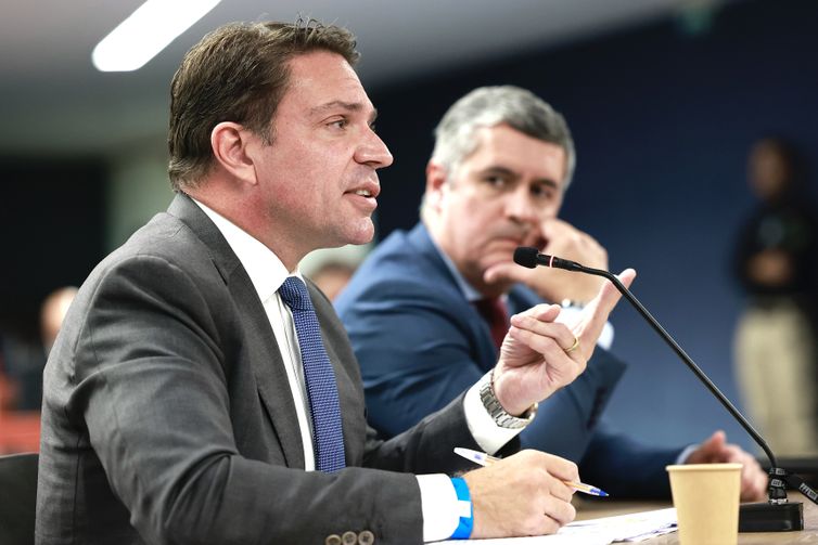 Moraes determina prisão de Ramagem após deputado ser visto em Miami 