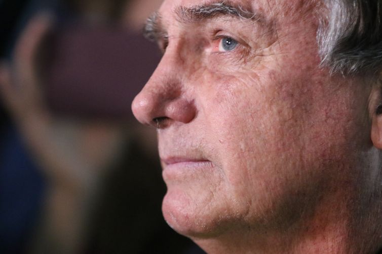 Após pedido de cirurgia, Moraes manda PF fazer perícia em Bolsonaro