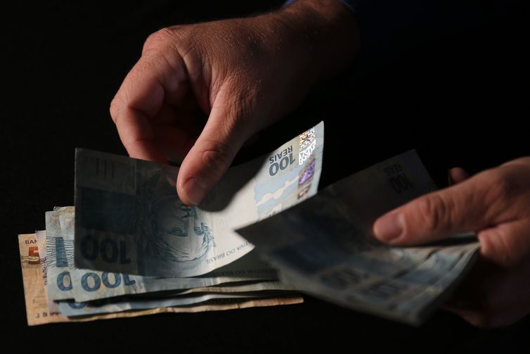 Governo libera saldo do FGTS retido pelo saque-aniversário