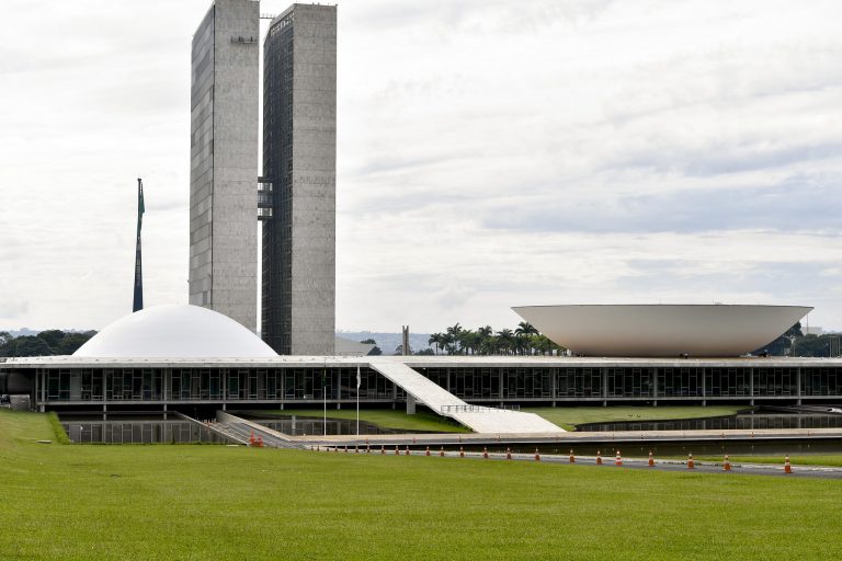 Nota técnica divulgada por consultorias do Congresso diverge de parte dos vetos ao Orçamento