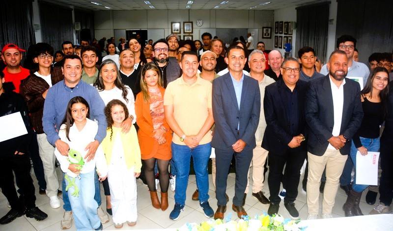 Prefeitura entrega certificados de cursos gratuitos de TI em parceria com o SENAI